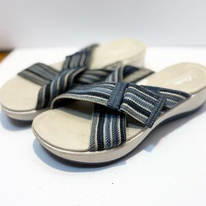 Clarks Cloudsteppers Arla Wave sandals in a blue white striped fabric size 8